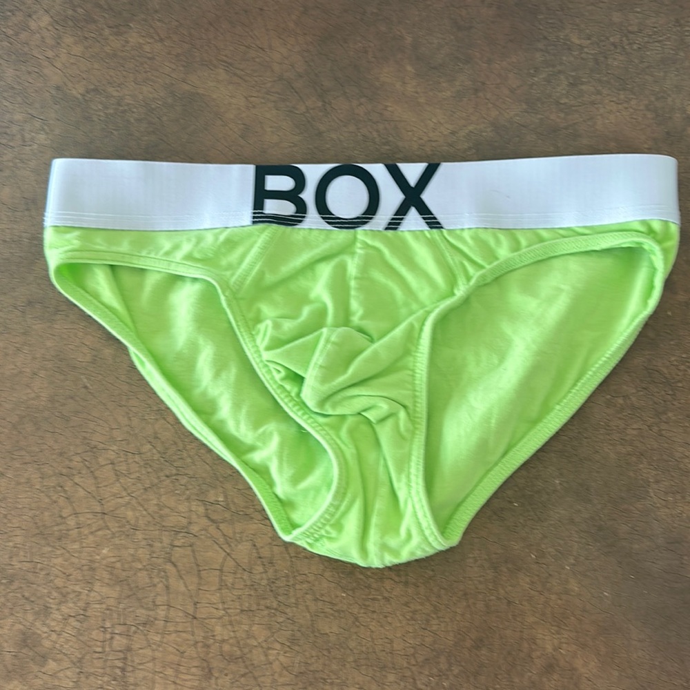 Men’s light green box, briefs, size small